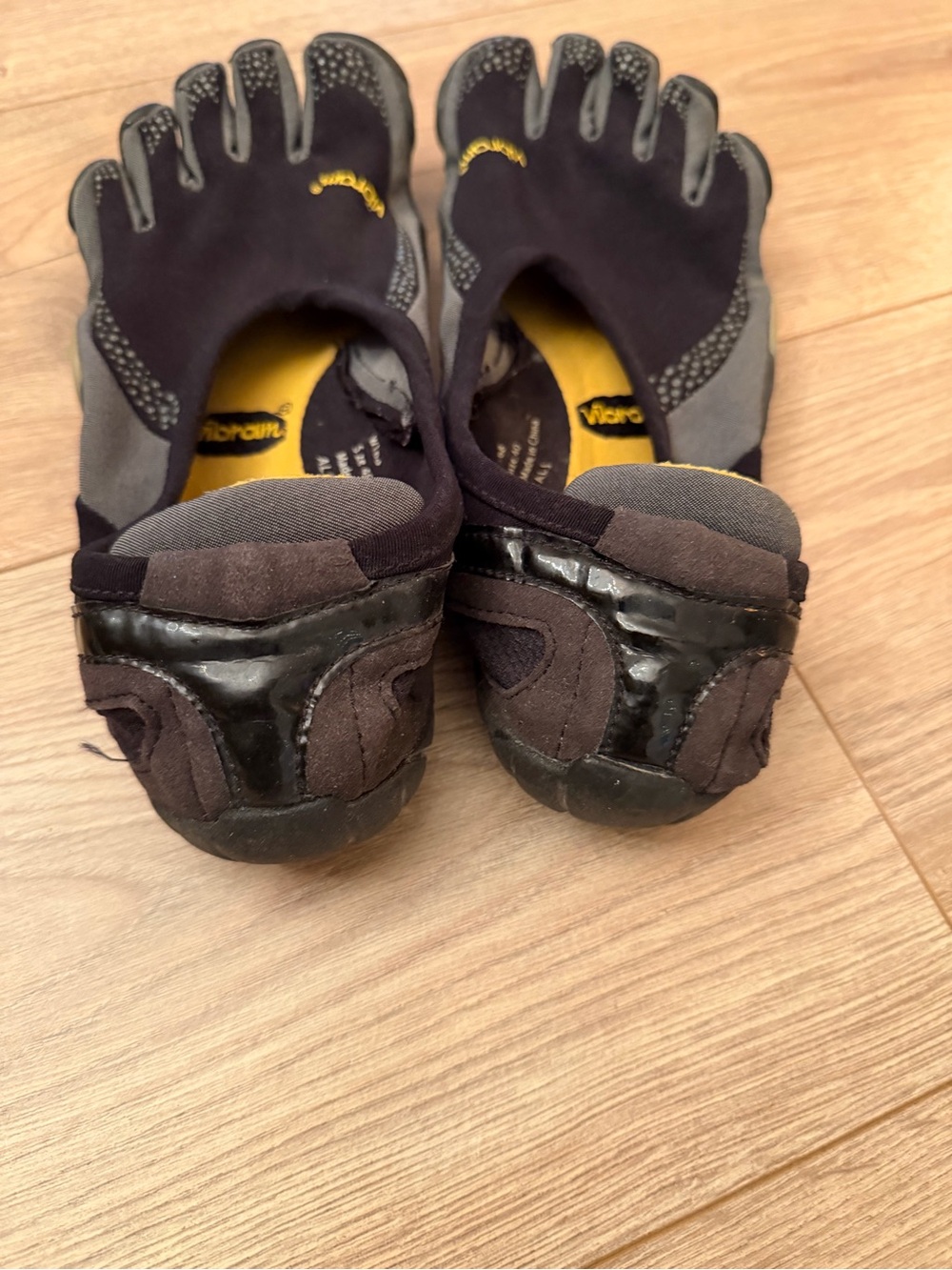 Vibram FiveFingers Black Gray Toe Shoes Yellow Accents EU 40 women9.5 Men 7.5 - Picture 3 of 4